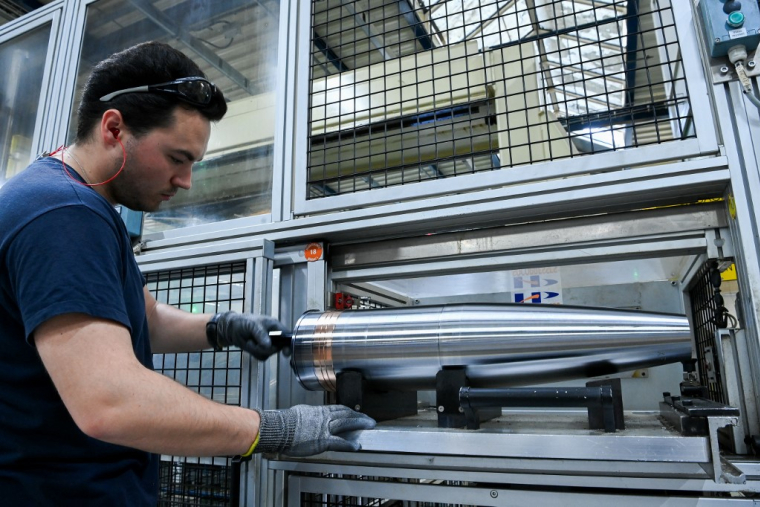 Un employé sur un site de KNDS, à la Chapelle-Saint-Ursin (illustration) ( AFP / JEAN-FRANCOIS MONIER )