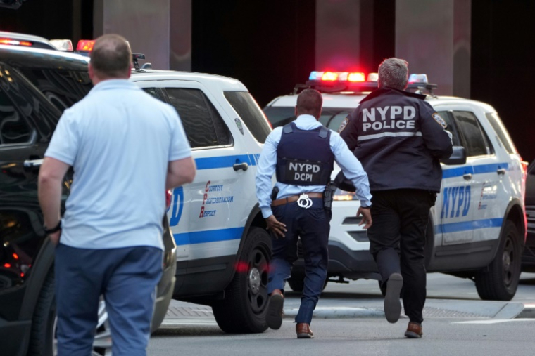 Des policiers se précipitent vers le lieu de la tuerie dans le quartier de Mitdown Manhattan, à New York, le 28 juillet 2025 ( AFP / TIMOTHY A. CLARY )