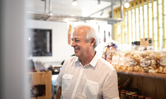 Jean se retrouve à un carrefour délicat: il doit jongler entre raison économique, stratégie patrimoniale et équilibre familial. ( crédit photo : Getty Images/iStockphoto )