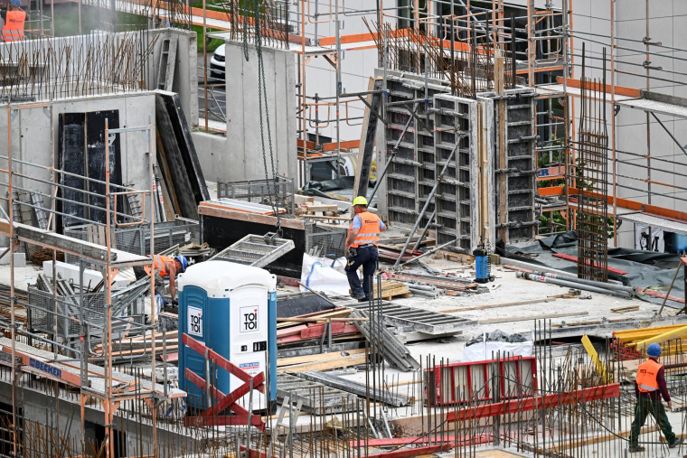 Chantier à Francfort. Le secteur de la construction a subi une baisse de la production au deuxième trimestre 2024 ( AFP / KIRILL KUDRYAVTSEV )