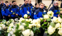 Des policiers du canton suisse du Valais à une cérémonie d'hommage aux victimes de l'incendie d'un bar de Crans-Montana, le 9 janvier 2026 à Martigny (Suisse) ( POOL / LAURENT GILLIERON )