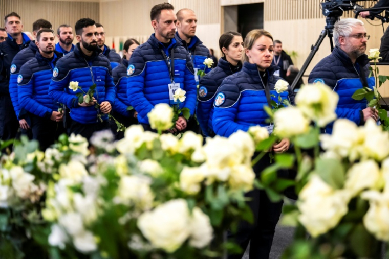 Des policiers du canton suisse du Valais à une cérémonie d'hommage aux victimes de l'incendie d'un bar de Crans-Montana, le 9 janvier 2026 à Martigny (Suisse) ( POOL / LAURENT GILLIERON )