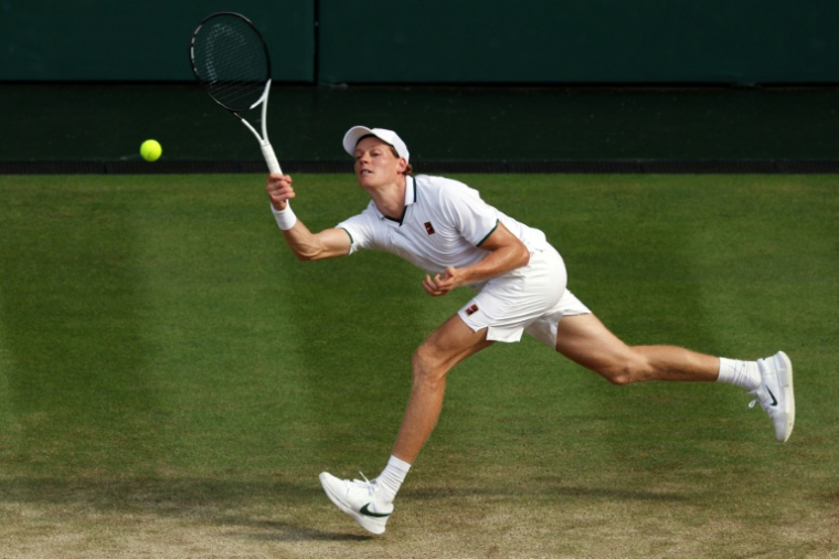 Le N.1 mondial Jannik Sinner en demi-finale de Wimbledon contre Novak Djokovic, le 10 juillet 2026 à Londres ( AFP / Adrian Dennis )