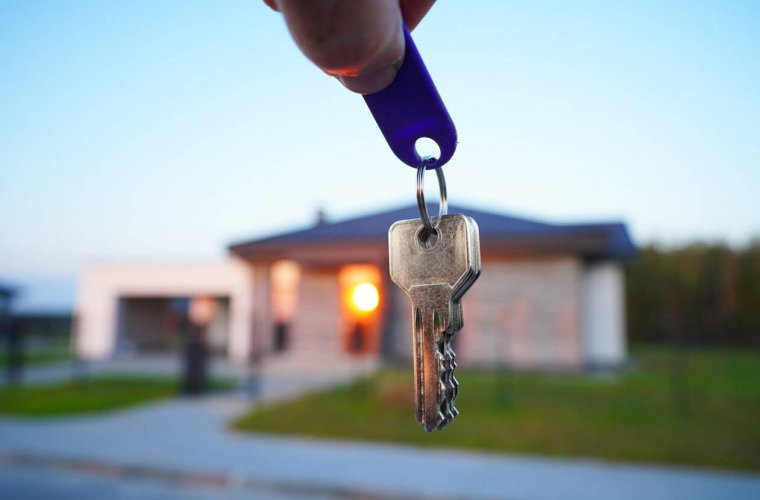 Maison individuelle : que couvre la garantie de livraison en cas de retard ou de malfaçons ? / iStock.com - Maksim Safaniuk