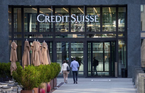 Le logo de Credit Suisse dans un immeuble à Zurich