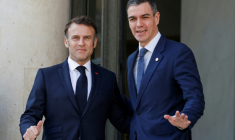 Le président français Emmanuel Macron accueille le Premier ministre espagnol Pedro Sanchez à son arrivée au palais de l'Elysée, à Paris, le 27 mars 2025 ( AFP / Ludovic MARIN )