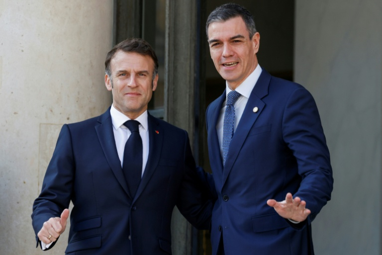 Le président français Emmanuel Macron accueille le Premier ministre espagnol Pedro Sanchez à son arrivée au palais de l'Elysée, à Paris, le 27 mars 2025 ( AFP / Ludovic MARIN )