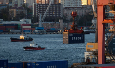 Trois conteneurs d'expédition dans un port de Vladivostok, en Russie
