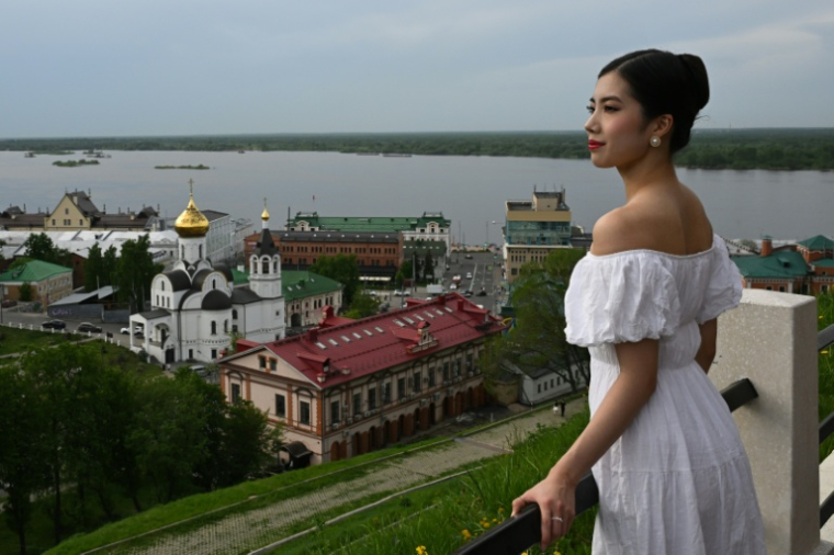 La danseuse de ballet japonaise Harouka Takemi, 20 ans, pose devant une vue panoramique de la ville russe de Nijni-Novgorod, le 17 mai 2026 ( AFP / Igor IVANKO )