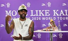 Kyrie Irving le 27 juin 2026 à Chengdu, en Chine. ( AFP / HECTOR RETAMAL )