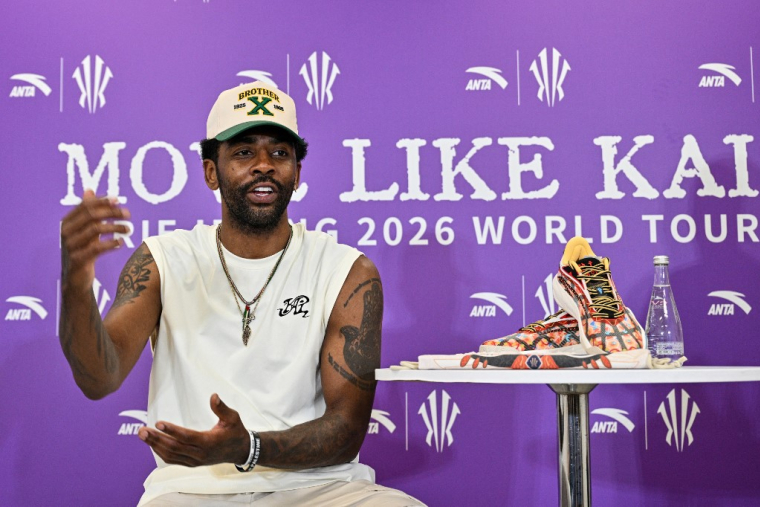 Kyrie Irving le 27 juin 2026 à Chengdu, en Chine. ( AFP / HECTOR RETAMAL )