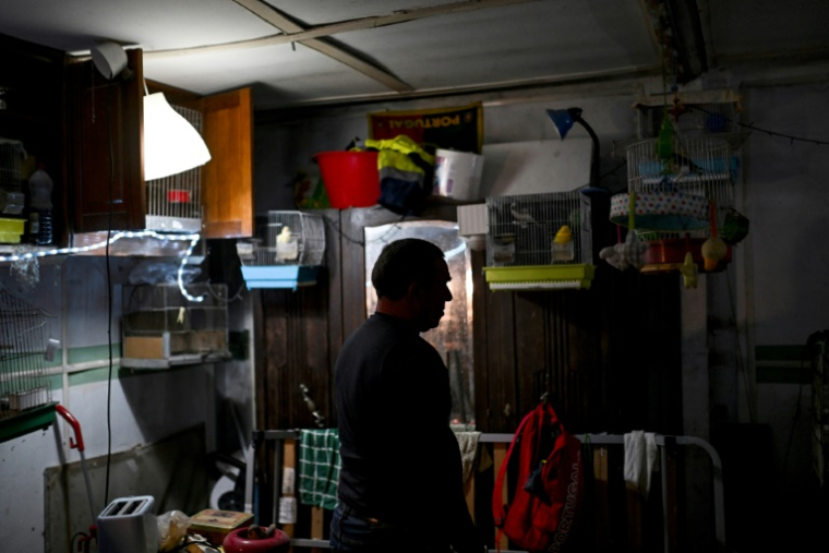 Carlos, jardinier municipal, dans le container où il vit depuis cinq ans, le 5 mai 2025 à Lisbonne, au Portugal ( AFP / PATRICIA DE MELO MOREIRA )