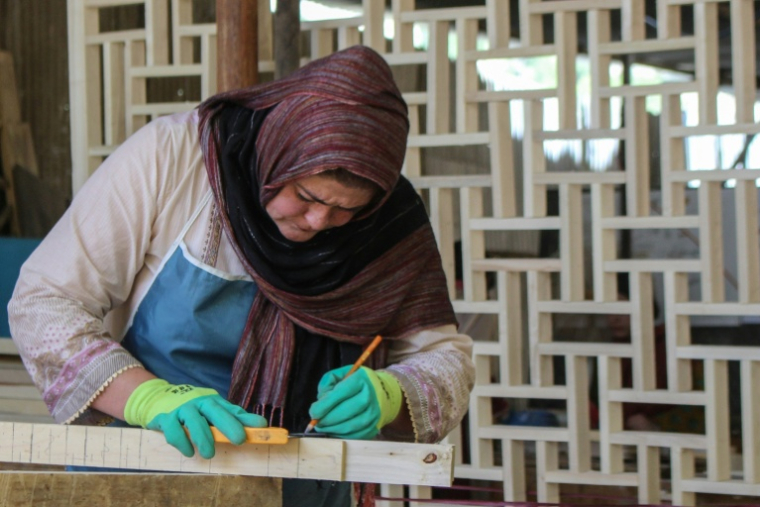 Une femme connue sous le nom de Bibi Amina travaille dans son atelier de menuiserie à Karimabad, dans le district de Hunza, dans la région pakistanaise du Gilgit-Baltistan ( AFP / Manzoor BALTI )