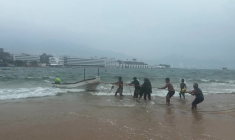 Houle à Acapulco alors que l’ouragan Polo longe la côte pacifique mexicaine