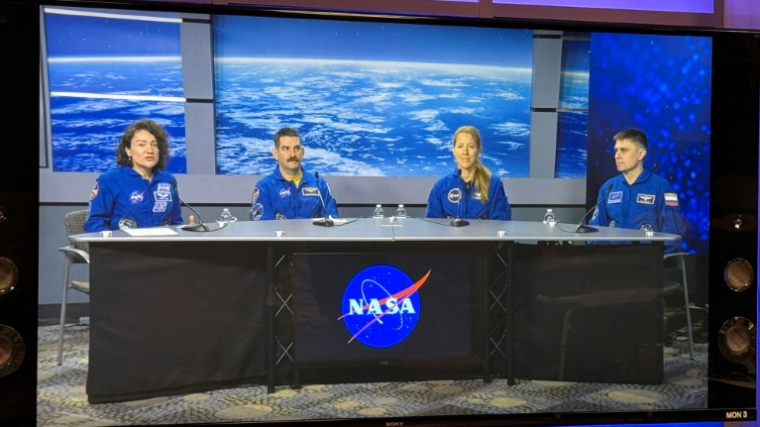 (g-d) Les astronautes de la Nasa Jessica Meir et Jack Hathaway, l'astronaute de l'ESA Sophie Adenot et le cosmonaute de Roscosmos Andrey Fedyaev, membres de l'équipage Crew-12, sur un écran de télévision lors d'une conférence de presse au Centre spatial Johnson de la Nasa à Houston, au Texas, le 30 janvier 2026 ( AFP / Moisés ÁVILA )