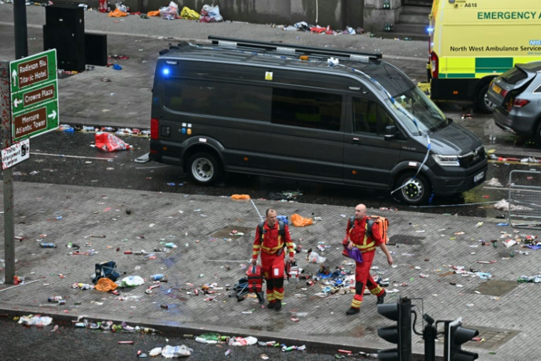 Les services de secours se déploient dans Liverpool, le 26 mai 2025 ( AFP / Paul ELLIS )