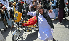 Un membre de forces de sécurité talibanes danse lors des célébrations des cinq ans du retour au pouvoir en Afghanistan de ce mouvement ultra-rigoriste, le 15 août 2026 à Kaboul  ( AFP / Wakil KOHSAR )