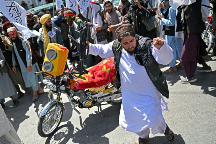 Un membre de forces de sécurité talibanes danse lors des célébrations des cinq ans du retour au pouvoir en Afghanistan de ce mouvement ultra-rigoriste, le 15 août 2026 à Kaboul  ( AFP / Wakil KOHSAR )