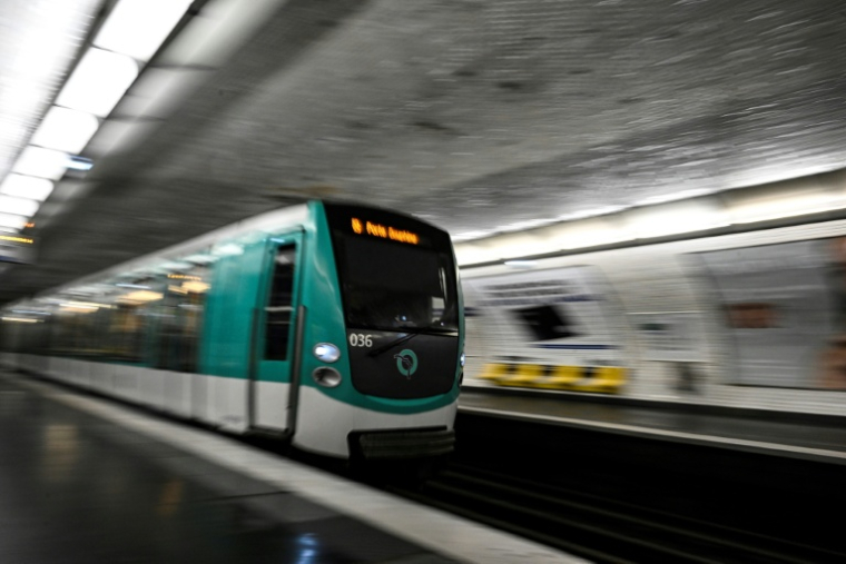 Trois femmes ont été blessées couteau  dans le métro parisien par un homme qui a pris la fuite avant d'être interpellé dans le Val-d'Oise ( AFP / JULIEN DE ROSA )