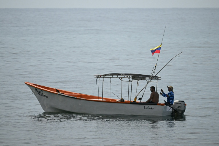 Des pêcheurs en bateau près de Caraballeda, dans l'État de La Guaira, au Venezuela, le 24 septembre 2025 ( AFP / Federico PARRA )