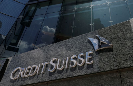 Le logo de Credit Suisse à l'extérieur d'un immeuble à Hong Kong