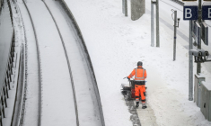 Un employé déblaye la neige d'un quai de la gare centrale de Hambourg, dans le nord de l'Allemagne, le 9 janvier 2026 ( AFP / DANIEL REINHARDT )
