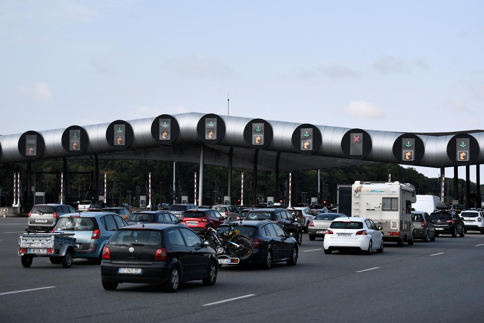 Des automobilistes au péage de Saint-Arnoult-en Yvelines, en 2020 ( AFP / STEPHANE DE SAKUTIN )