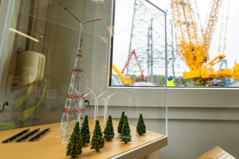 Un modèle réduit de la future plus haute éolienne du monde, à gauche, et à droite sa version grandeur réelle en construction, à Schipkau, en Allemagne le 13 mai 2026 ( AFP / Odd ANDERSEN )