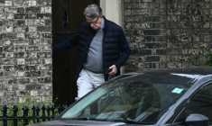 L'ex-ministre et ambassadeur britannique Peter Mandelson quitte son domicile à Londres, le 21 février 2026 ( AFP / JUSTIN TALLIS )