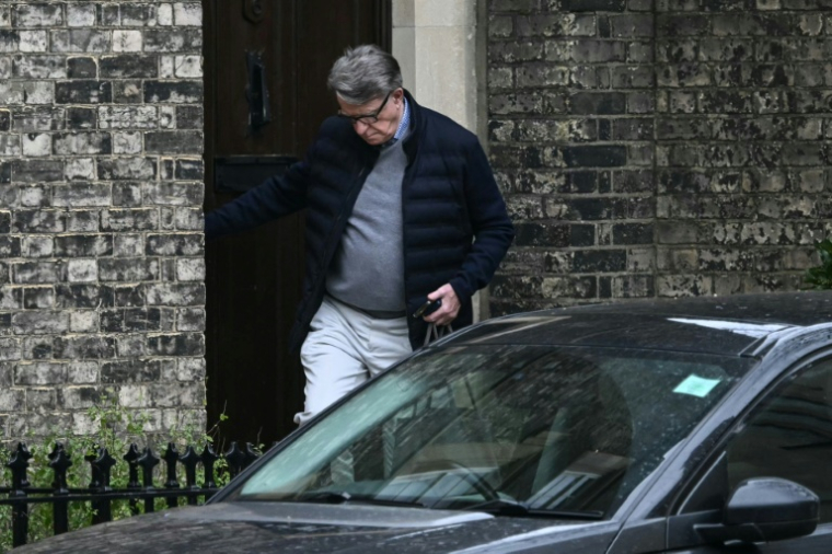 L'ex-ministre et ambassadeur britannique Peter Mandelson quitte son domicile à Londres, le 21 février 2026 ( AFP / JUSTIN TALLIS )