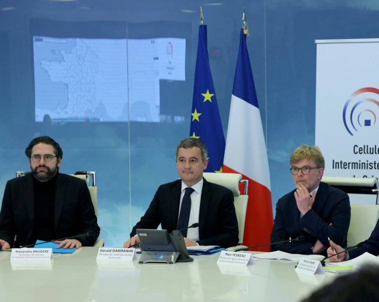Gérald Darmanin (c), alors ministre français de l'Intérieur, Alexandre Brugère (g), alors son chef de cabinet, et Marc Fesneau, alors ministre de l'Agriculture, lors d'une  cellule interministérielle de crise, le 28 janvier 2024 à Paris ( AFP / Thomas SAMSON )