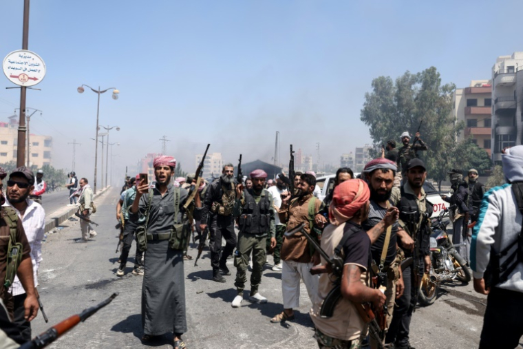 Des combattants tribaux et bédouins rassemblés dans la partie nord de la ville de Soueida, dans le sud de la Syrie, le 19 juillet 2025 ( AFP / Bakr ALkasem )