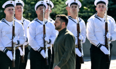 Le président ukrainien Volodymyr Zelensky lors d'une cérémonie militaire, le 23 août 2026 à Kiev  ( AFP / Sergei SUPINSKY )