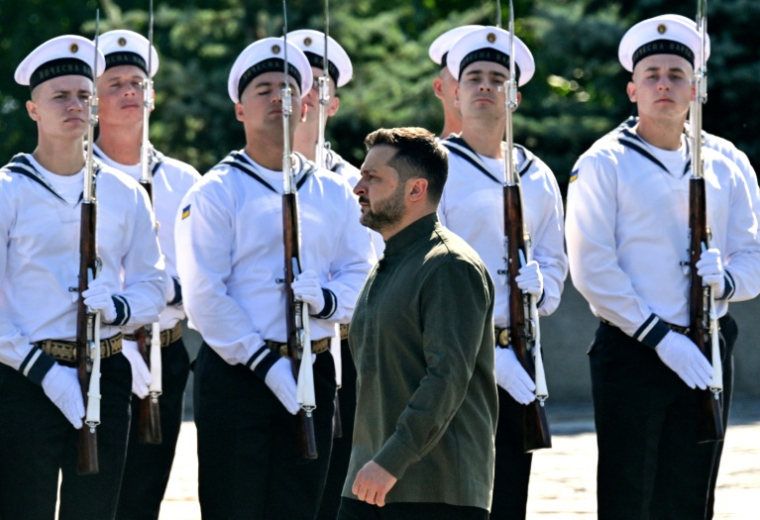Le président ukrainien Volodymyr Zelensky lors d'une cérémonie militaire, le 23 août 2026 à Kiev  ( AFP / Sergei SUPINSKY )