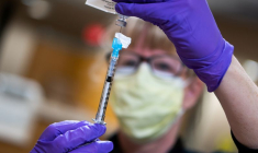 CORONAVIRUS: FISCHER "PLUTÔT OPTIMISTE" SUR LA VACCINATION EN FRANCE