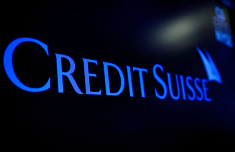 Photo d'archives du logo de Credit Suisse visible sur le parquet de la Bourse de New York