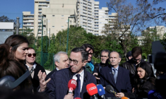 Le candidat LR à la présidentielle Bruno Retailleau s'adresse à la presse lors d'une visite dans le quartier Pablo Picasso à Nanterre, le 23 aril 2026 dans les Hauts-de-Seine ( AFP / STEPHANE DE SAKUTIN )