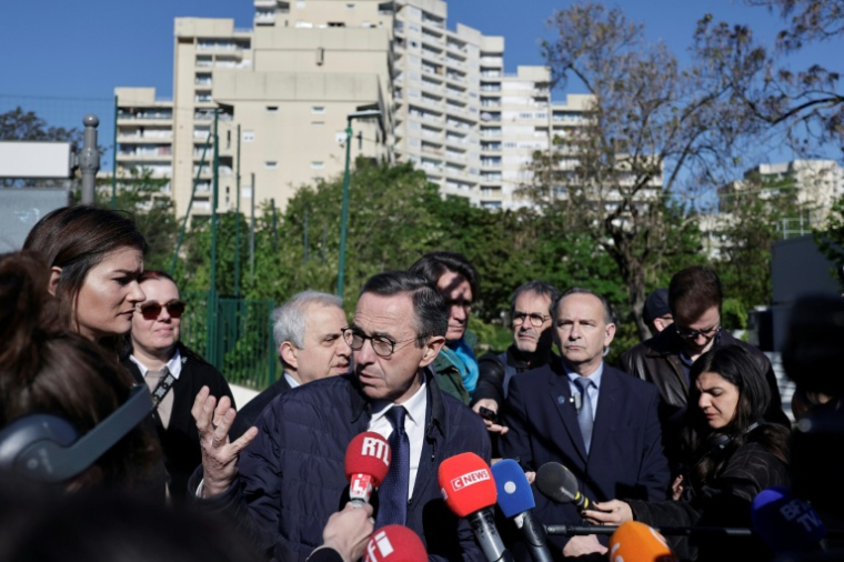 Le candidat LR à la présidentielle Bruno Retailleau s'adresse à la presse lors d'une visite dans le quartier Pablo Picasso à Nanterre, le 23 aril 2026 dans les Hauts-de-Seine ( AFP / STEPHANE DE SAKUTIN )