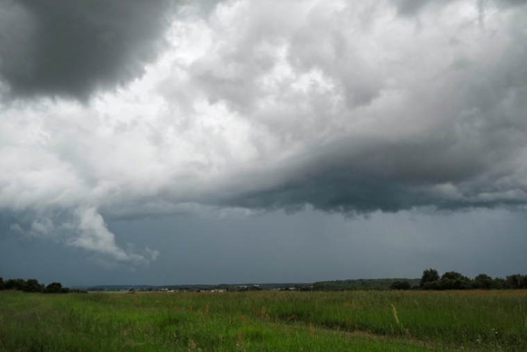 Météo-France a annoncé le passage de onze départements du sud-ouest de la France en vigilance orange à partir de lundi après-midi en raison d'un "épisode pluvio-orageux marqué" ( AFP / GUILLAUME SOUVANT )