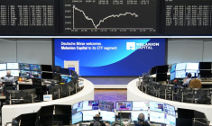 Le graphique de l'indice boursier allemand DAX est photographié à la bourse de Francfort