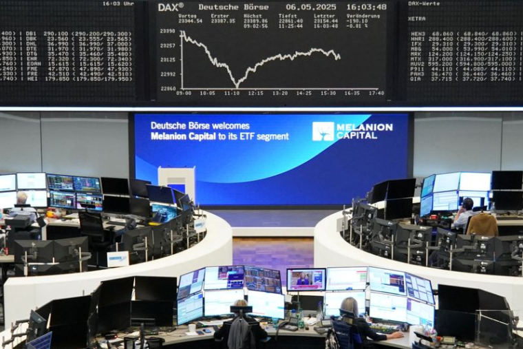 Le graphique de l'indice boursier allemand DAX est photographié à la bourse de Francfort