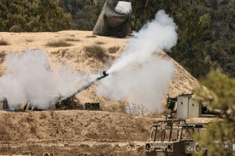 Une photo prise depuis la frontière israélienne avec la bande de Gaza montre un tir d'un obus par l'armée israélienne depuis le sud d'Israël en direction de la bande de Gaza, le 17 septembre 2025 ( AFP / Jack GUEZ )
