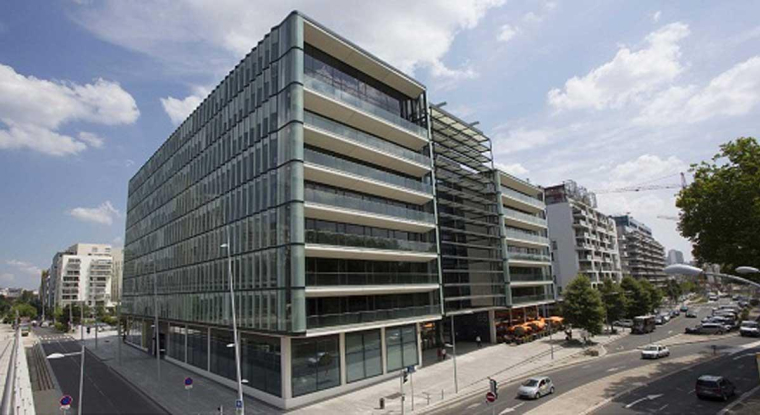 Le titre du laboratoire pharmaceutique gagne 6% sur un an. (© Ipsen)