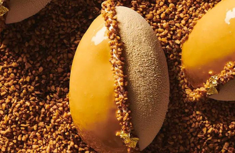 Cette année, nous avons testé pour vous les entremets de Pâques du très célèbre Philippe Conticini. ( crédit photo : Capture d’écran site https://gourmet.galerieslafayette.com/ )
