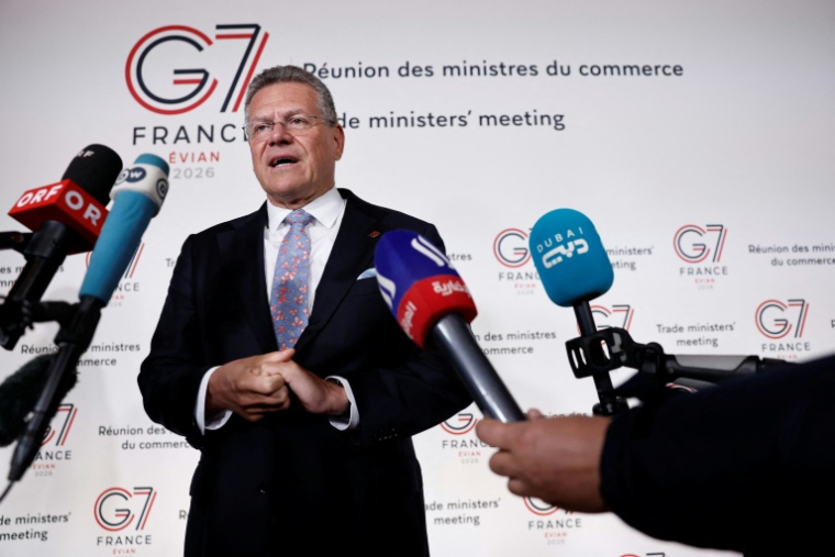 Le commissaire européen au Commerce Maros Sefcovic fait une déclaration aux médias à son arrivée à la réunion des ministres du Commerce des pays du G7, le 6 mai 2026 à Paris ( POOL / Benoit Tessier )