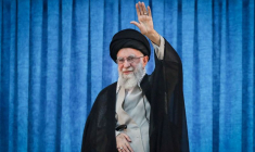 Photo d'Ali Khamenei lors du 36e anniversaire de la mort de Khomeini