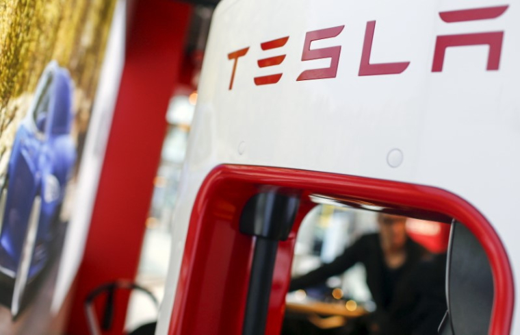 Un logo Tesla chez un concessionnaire à Berlin