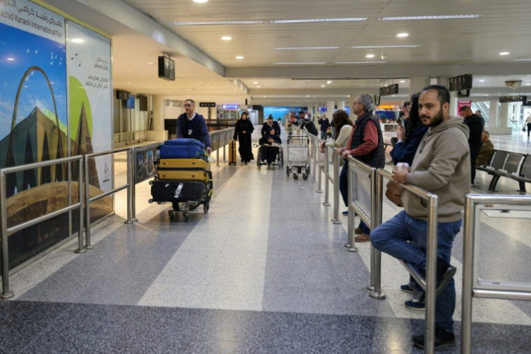 De rares passagers à l'aéroport de Beyrouth, le 10 avril 2026. ( AFP / Anwar AMRO )