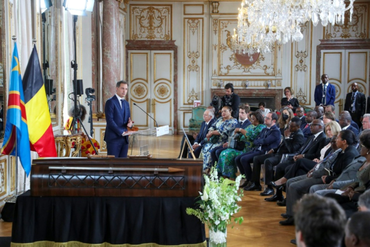 Le Premier ministre belge Alexander De Croo, à gauche, lors de la cérémonie de remise de la dent du héros de l'indépendance congolaise Patrice Lumumba, à Bruxelles le 20 juin 2022 ( BELGA / NICOLAS MAETERLINCK )