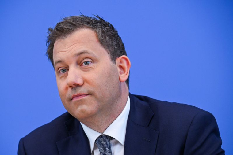 Le ministre allemand des Finances, M. Klingbeil, et la ministre allemande de la Justice, Mme Hubig, tiennent une conférence de presse à Berlin